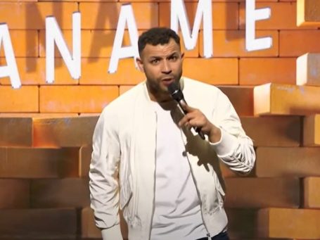 Aziz Aboudrar Eddie Cudi Deux hommes posent ensemble, l'un en costume rose, l'autre en noir, pour un spectacle.